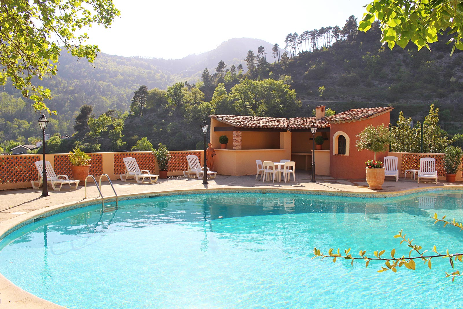 hotel avec piscine arriere pays nicois